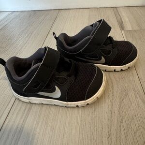 Nike Kids Black and White sneakers 6c, Nike boys toddler sneakers